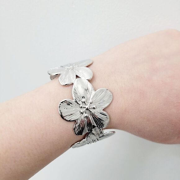 Brand New Silver Tone Flower Wristband Bangle Bracelet - Picture 2 of 8
